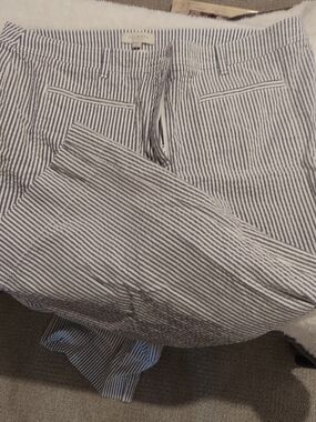 Talbots Navy & White Seersucker Cropped Pants